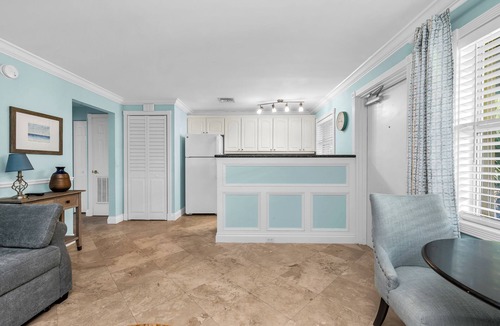 Grandview Heights Apartment | Simple & Cozy WPB Apartment #5