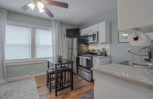 Country Club Plaza Area Apartment | Simple PLAZA Comfort!