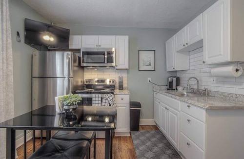 Country Club Plaza Area Apartment | Simple PLAZA Comfort!
