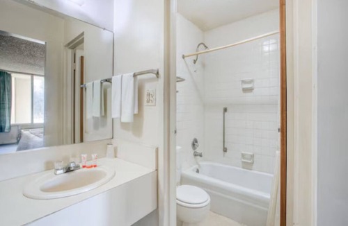 Templeton Hotel | Simple & Relaxing Three Rooms w/Private Bath – Perfect for Quiet Stays