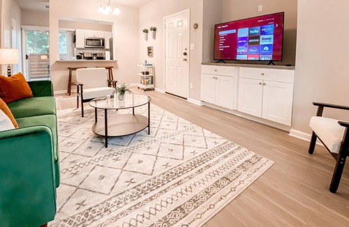 Milwood Apartment | Simple & Serene | Fast Wifi | Domain |LT Disc