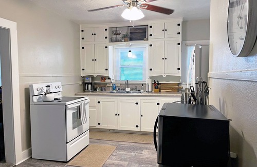 Roswell House | Simple & Spacious 3/1~2 Pets Stay For Free!