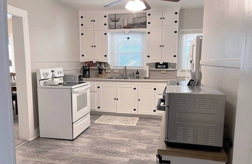 Roswell House | Simple & Spacious 3/1~2 Pets Stay For Free!