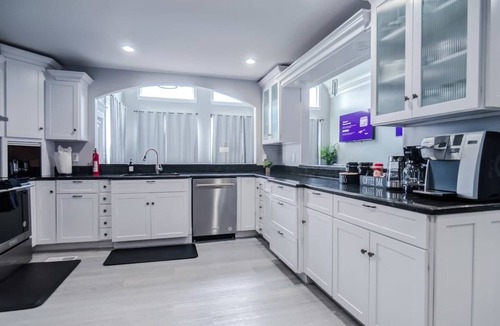 Summit Station House | Simple & Spacious | Sleeps 18 | King | EV | Lake