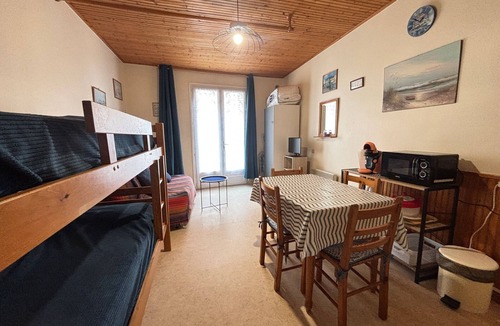 Les Sables d'Olonne Apartment | Simple studio near the beach with balcony