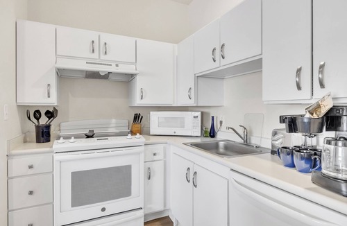 Far North Central Apartment | Simplicity At the Rim 1102 I Comy 3 Bed 2 Bath