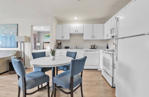 Far North Central Apartment | Simplicity At the Rim 1204 I Comfy 2 bed 2 Bath