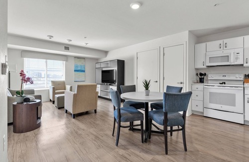 Far North Central Apartment | Simplicity At the Rim 1302 I Comfy 3 Bed 2 Bath