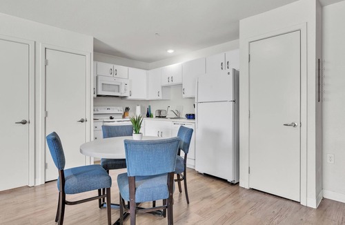 Far North Central Apartment | Simplicity At the Rim 1302 I Comfy 3 Bed 2 Bath