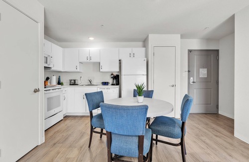 Far North Central Apartment | Simplicity At the Rim 1302 I Comfy 3 Bed 2 Bath