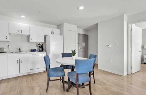 Far North Central Apartment | Simplicity At the Rim 1302 I Comfy 3 Bed 2 Bath