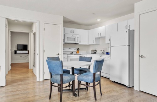 Far North Central Apartment | Simplicity At the Rim 1402 I Comfy 3 Bed 2 Bath