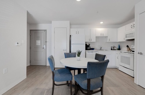 Far North Central Apartment | Simplicity At the Rim 1218 I Comfy 3 Bed 2 Bath