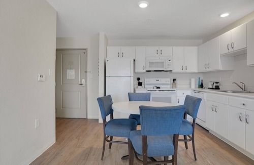 Far North Central Apartment | Simplicity At the Rim 1316 I Comfy 2 Bed 2 Bath