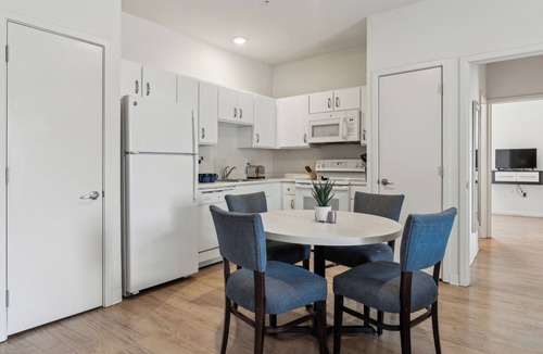 Far North Central Apartment | Simplicity At the Rim 1118 I Comfy 3 Bed 2 Bath