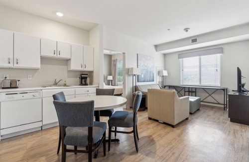 Far North Central Apartment | Simplicity At the Rim 1116