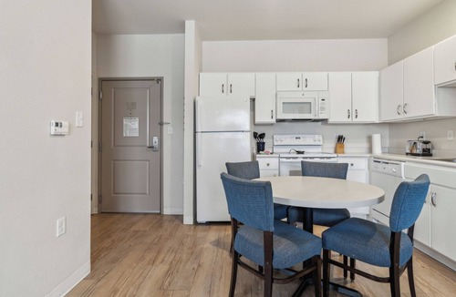 Far North Central Apartment | Simplicity At the Rim 1116