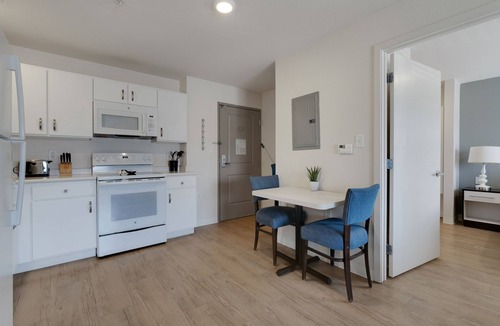Far North Central Apartment | Simplicity At the Rim 1212 I Spacious 1 Bed 1 Bth