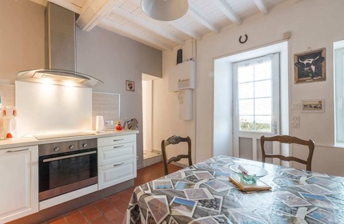 Saint-Laurent-sur-Mer House | Simplistic holiday home with terrace