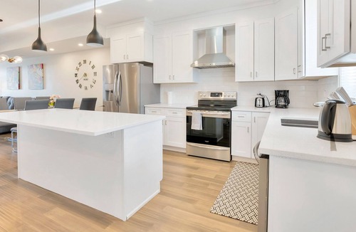 Walkerville House | Simply Comfort. New Townhomes 16 Guests, BBQ, Parking