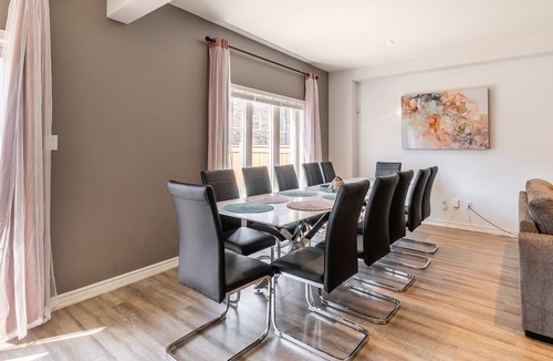 Stoney Creek House | Simply Comfort. UV Disinfec Townhouse Lake Ontario.Free parkingGym
