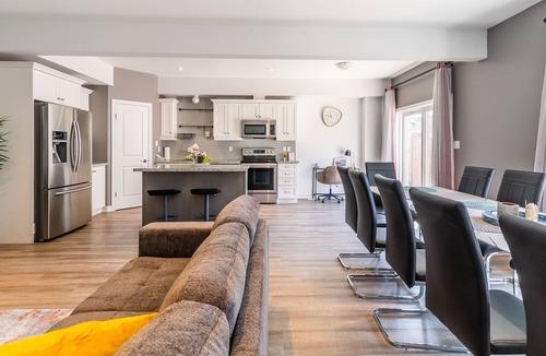 Stoney Creek House | Simply Comfort. UV Disinfec Townhouse Lake Ontario.Free parkingGym