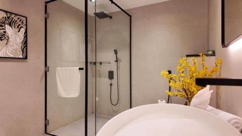 Downtown Dubai Apartment | Simply Comfort Vacation Homes Rental Luxury Apts Steps to Burj Khalifa