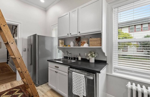 Le Roy House | Simply Modern and Cozy Stay