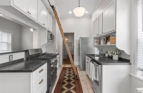 Le Roy House | Simply Modern and Cozy Stay
