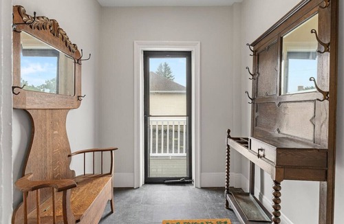 Le Roy House | Simply Modern and Cozy Stay