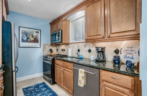 Saint Armands Key Condo | Simply Paradise! Updated Corner Unit Steps to Lido Beach & St. Armand's Circle, Pool, & Spa!