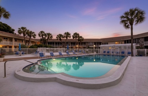 Saint Armands Key Condo | Simply Paradise! Updated Corner Unit Steps to Lido Beach & St. Armand's Circle, Pool, & Spa!
