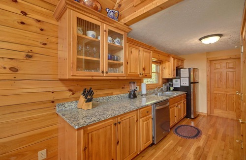 Black Bear Falls Cabin | Simply the Best - Amazing Views, Spacious Decks! High Mountain Lodge