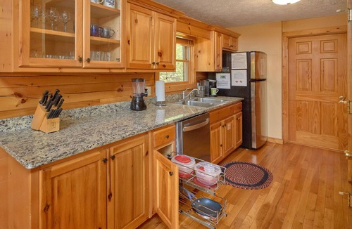 Black Bear Falls Cabin | Simply the Best - Amazing Views, Spacious Decks! High Mountain Lodge