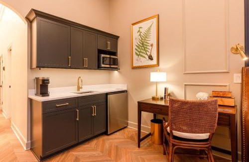 West Dundee Apartment | Sinclair Suites - Boutique Hotel West Dundee