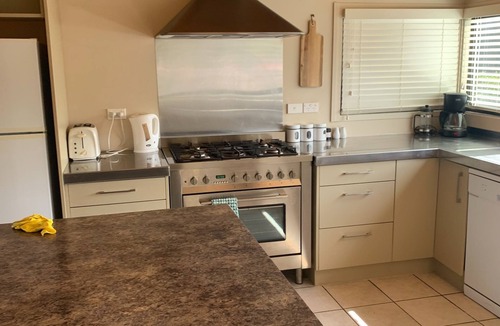 Raumati Beach House | Singalongwaves - Raumatibach: Absolute beach