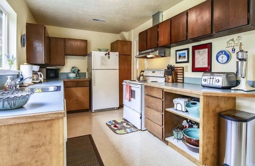 Downtown Cannon Beach Cabin | Singing Sands - Built in 1920!