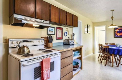 Downtown Cannon Beach Cabin | Singing Sands - Built in 1920!