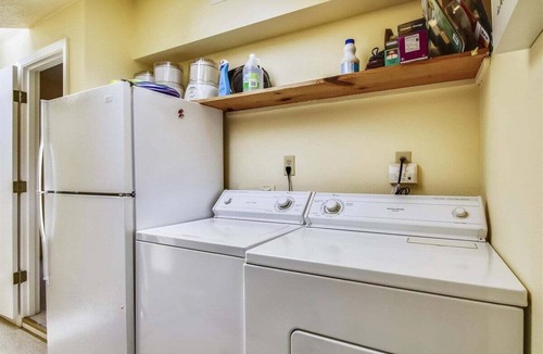 Downtown Cannon Beach Cabin | Singing Sands - Built in 1920!