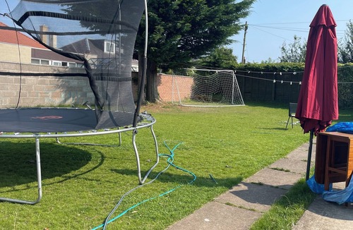 Bonnybridge House | Single Bedroom with Private Bathroom & Free Parking near City Center