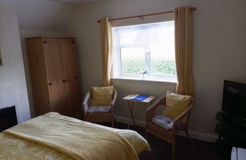 East Tisted Bed & Breakfast | Single Ensuite at Flossie's B&B