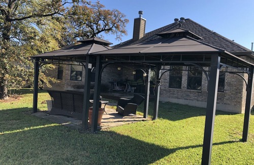 Woodland Hills House | Single family, one-story home. 3 bedroom and 2 full baths.
