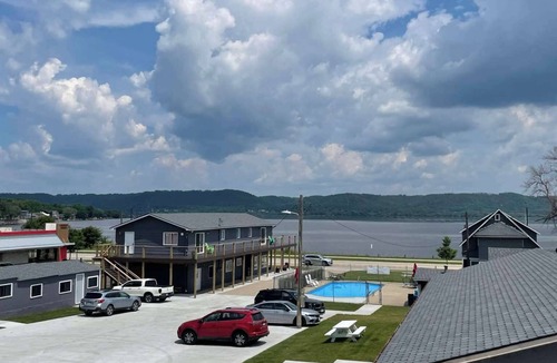 Lake City Apartment | Single King Room w/Sleeper Sofa (main level)