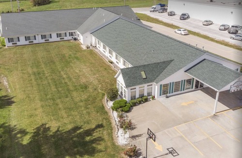 Red Bud Bed & Breakfast | Single King Suite with Free Breakfast and Parking!