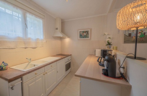 Tarascon-sur-Ariege Apartment | Single-Level Gîte with Veranda and Mountain View – Ariège