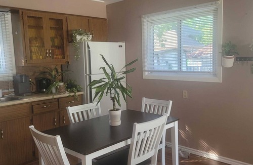 Chatham-Kent Cottage | Single level Cottage Style House near DownTown Chatham