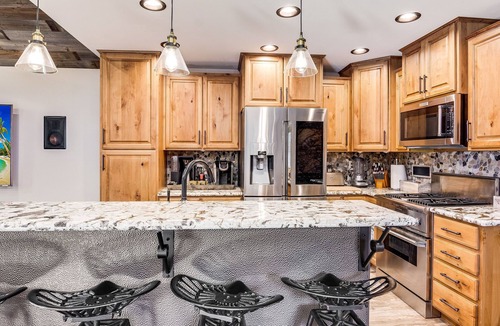South Lake Tahoe Cabin | Single Level ✔Great Location✔Hot tub✔ Pool Table✔Arcade✔Shuffleboard✔Gym
