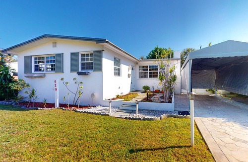 Hallandale Beach House | Single-level home with private yard, screened patio, AC, & W/D