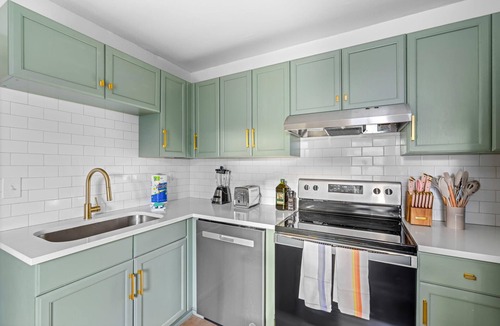 College Park House | Single-level home w/fire pit & grill patio