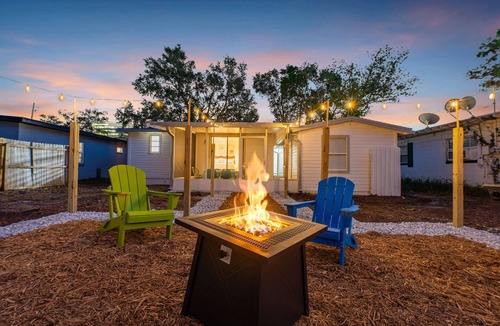 College Park House | Single-level home w/fire pit & grill patio